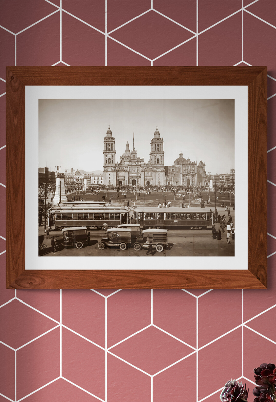 El Zócalo con autos y tranvías en primer término
