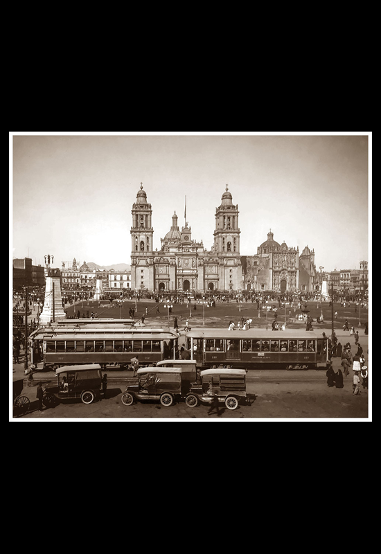 El Zócalo con autos y tranvías en primer término