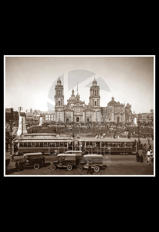 El Zócalo con autos y tranvías en primer término