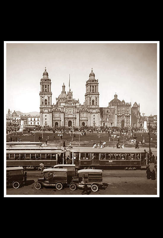 El Zócalo con autos y tranvías en primer término