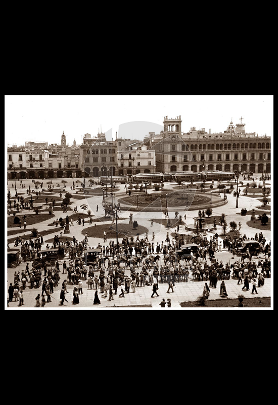 Vista del Palacio Municipal y Zócalo con jardines