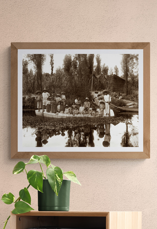 Familia sobre canoa en Xochimilco