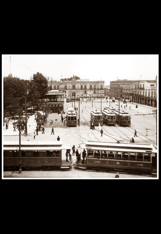 Vista del Palacio Nacional con tranvías y árboles