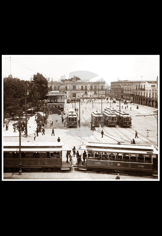 Vista del Palacio Nacional con tranvías y árboles