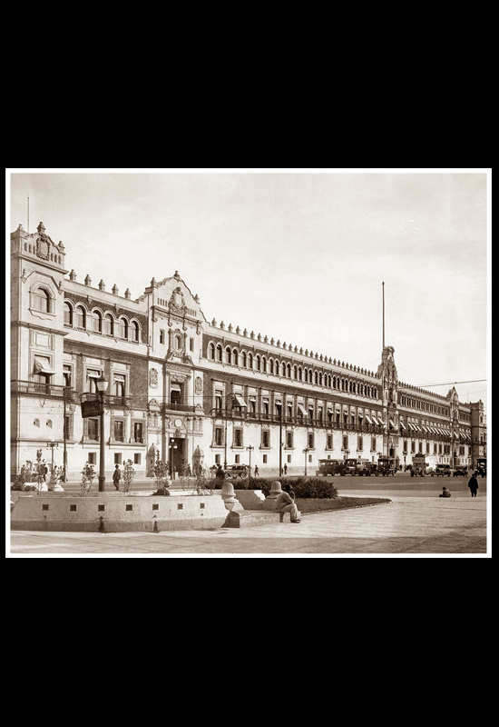 El Palacio Nacional y vista parcial del Zócalo