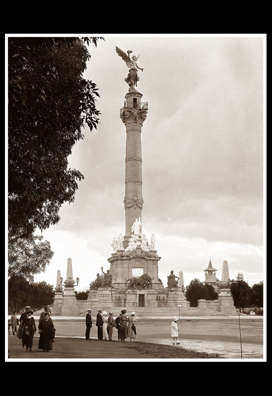 El Ángel de la Independencia con paseantes en primer término