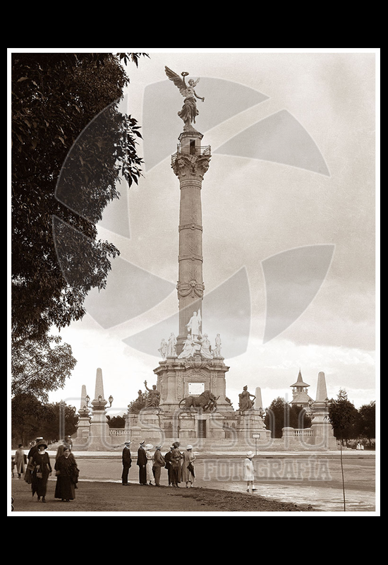 El Ángel de la Independencia con paseantes en primer término