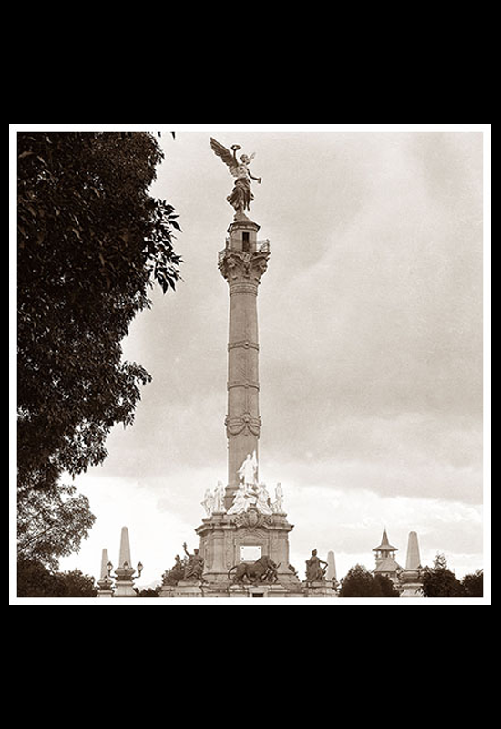 El Ángel de la Independencia con paseantes en primer término