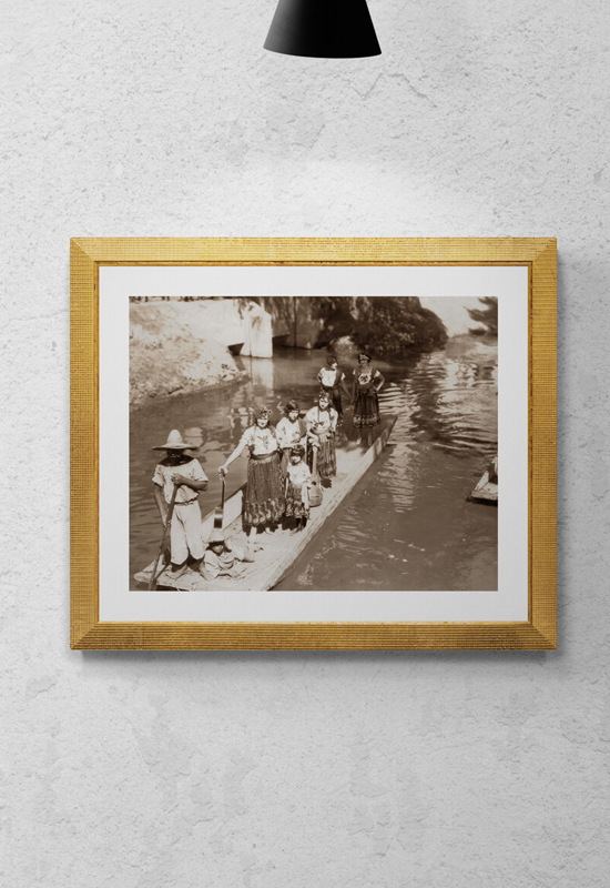 Chinas poblanas en un canal de Iztacalco