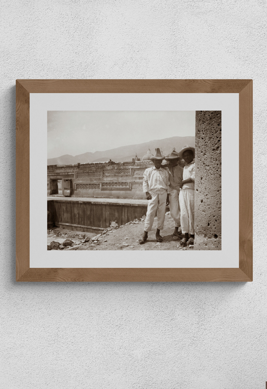 Indígenas afuera de un templo en Mitla, Oaxaca