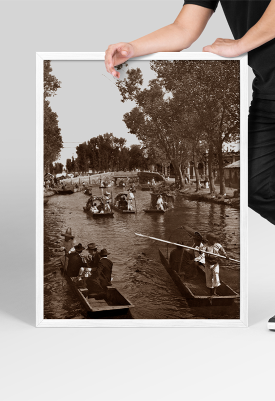 Canal de La Viga con paseantes en primer término