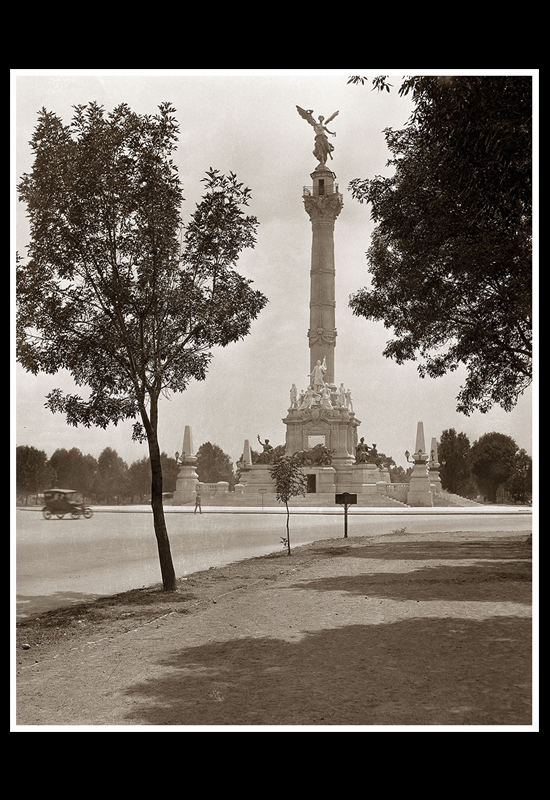 Columna de la Independencia con auto del lado izquierdo