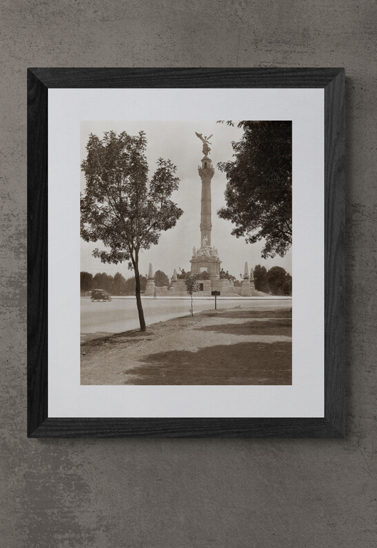 Columna de la Independencia con auto del lado izquierdo