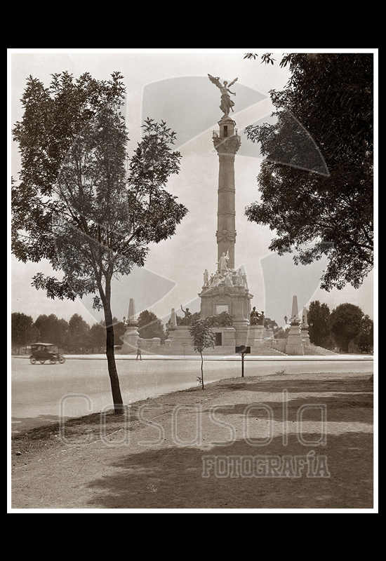 Columna de la Independencia con auto del lado izquierdo
