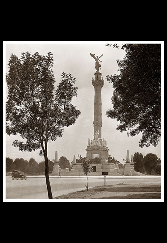 Columna de la Independencia con auto del lado izquierdo