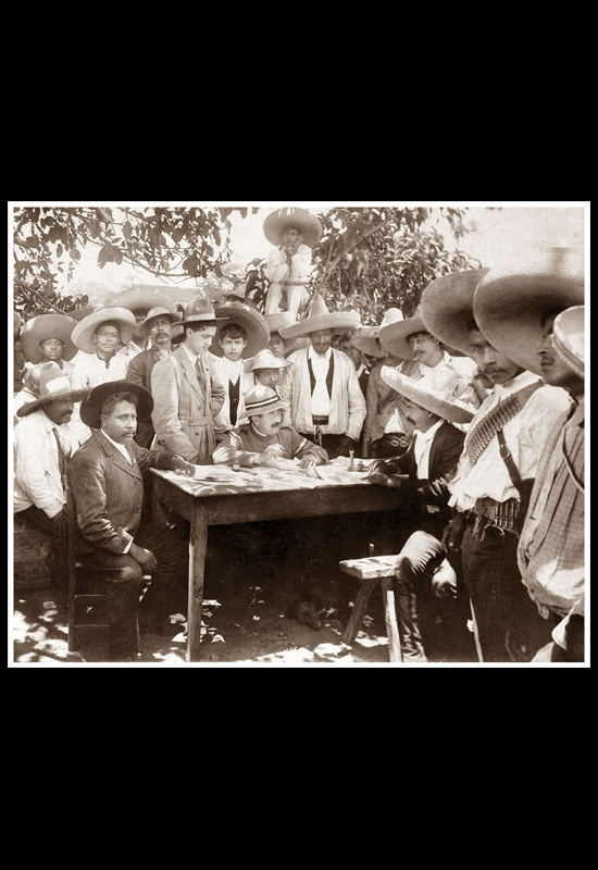 Grales. Emlliano Zapata y Gabriel Robles Domínguez realizando los primeros repartos de tierra
