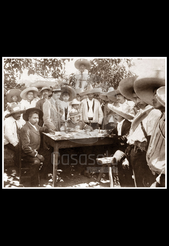 Grales. Emlliano Zapata y Gabriel Robles Domínguez realizando los primeros repartos de tierra