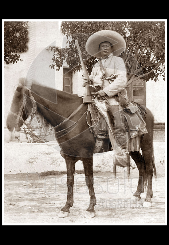 Gral. Antonio Macías a caballo