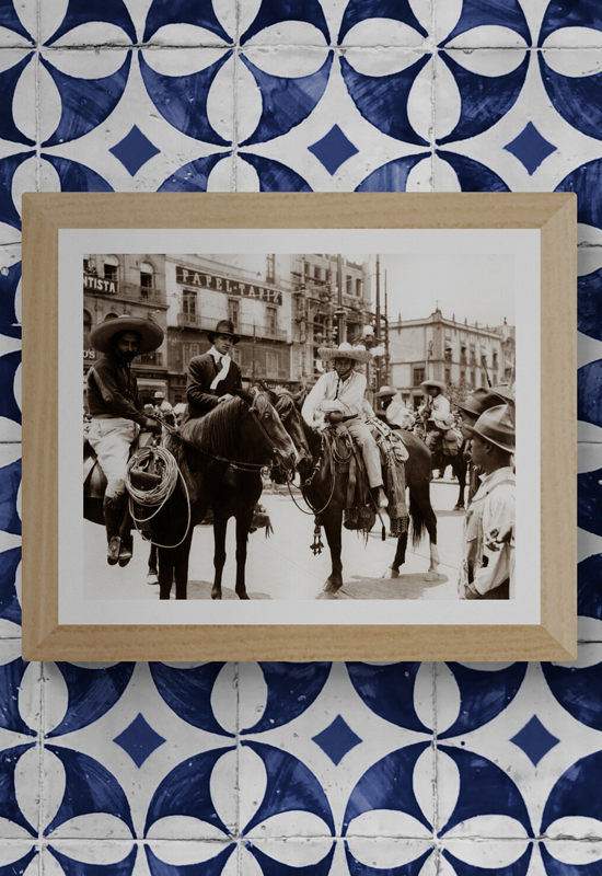 Un civil y dos revolucionarios en el Zócalo