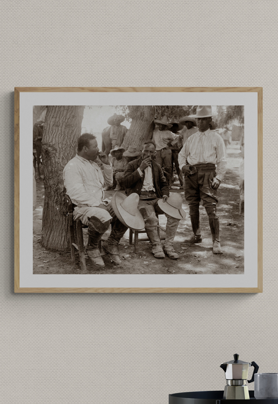 Gral. Francisco Villa fumando en su rancho de Canutillo, Dgo.