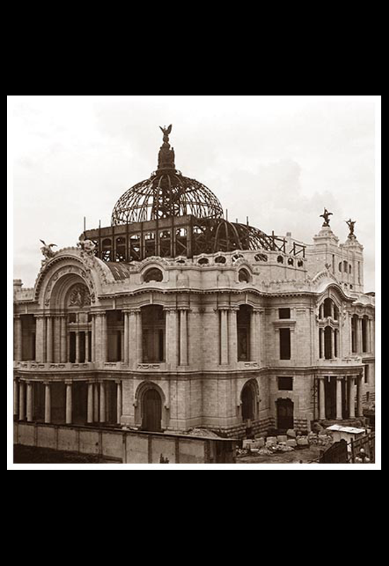 El Palacio de Bellas Artes con los pegasos colocados en el techo