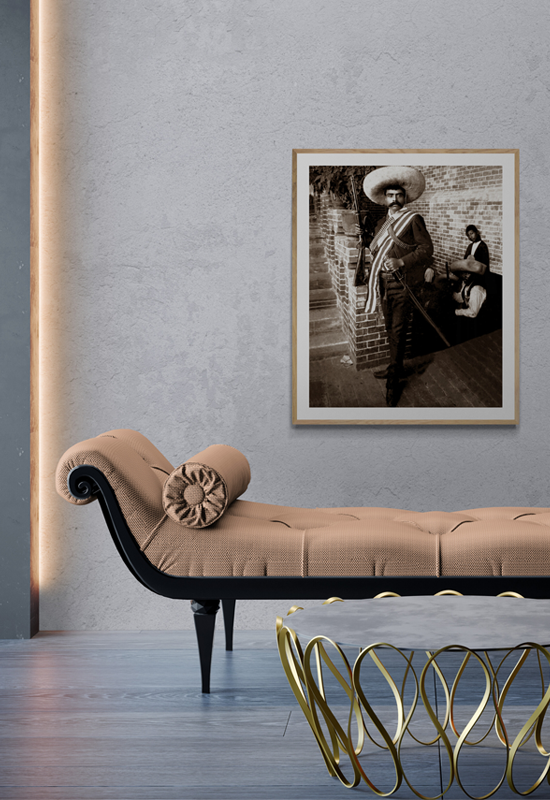 Gral. Emiliano Zapata con rifle y sable