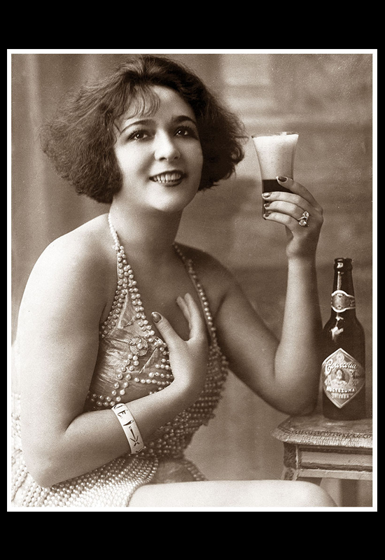 Celia Montalván posando para un anuncio de cerveza