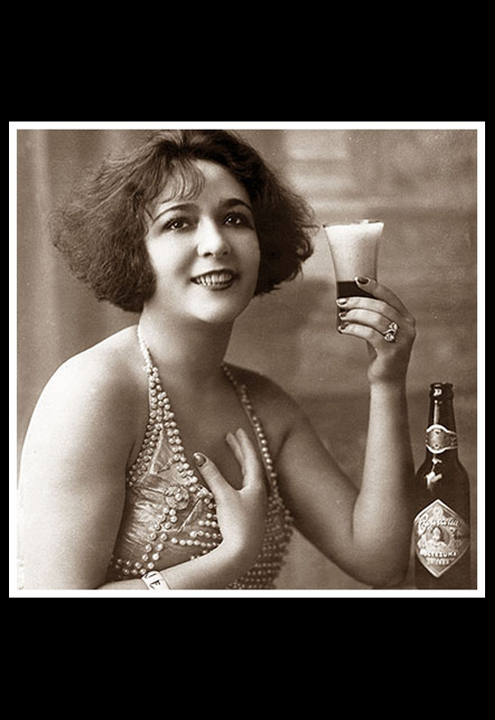 Celia Montalván posando para un anuncio de cerveza