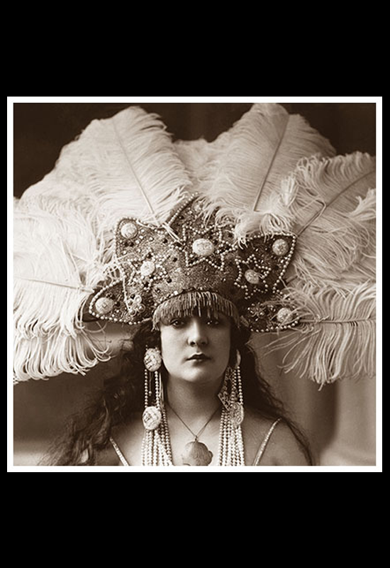 Celia Montalván con tocado de plumas