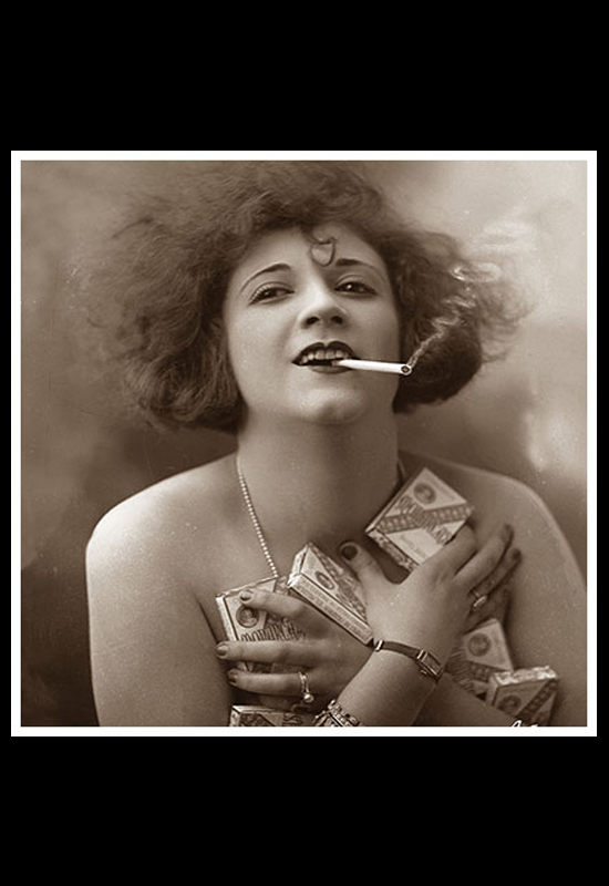 Celia Padilla anunciando los Cigarros "Monarcas"