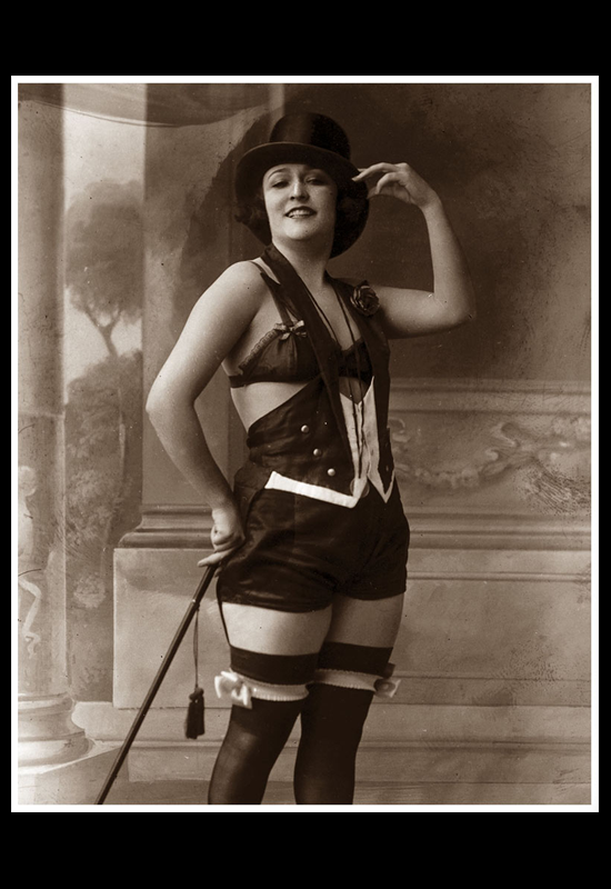 Celia Padilla con traje y sombrero