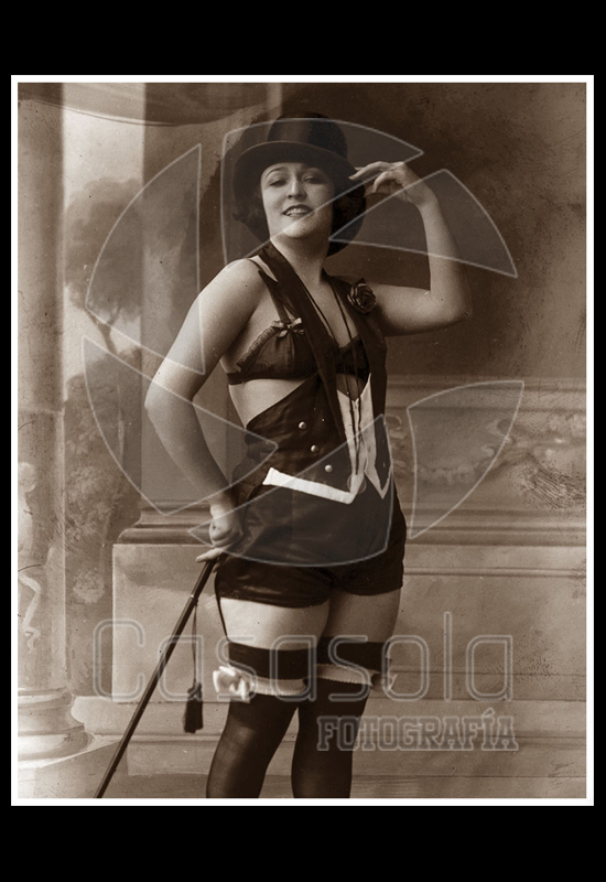 Celia Padilla con traje y sombrero