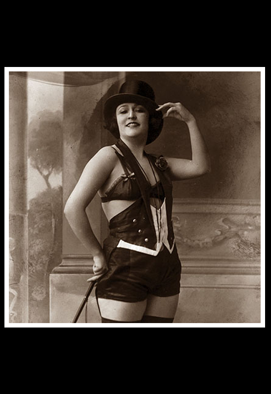 Celia Padilla con traje y sombrero