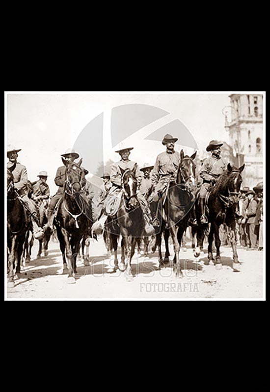 Gral. Felipe Ángeles a caballo en la Ciudad de México