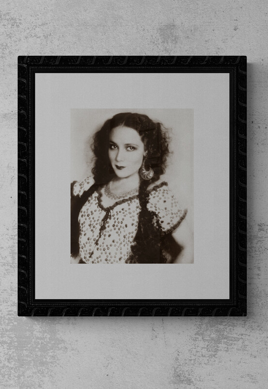 Dolores del Río con traje típico de china poblana