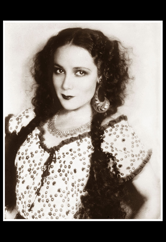 Dolores del Río con traje típico de china poblana