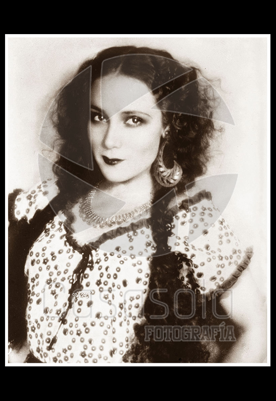 Dolores del Río con traje típico de china poblana
