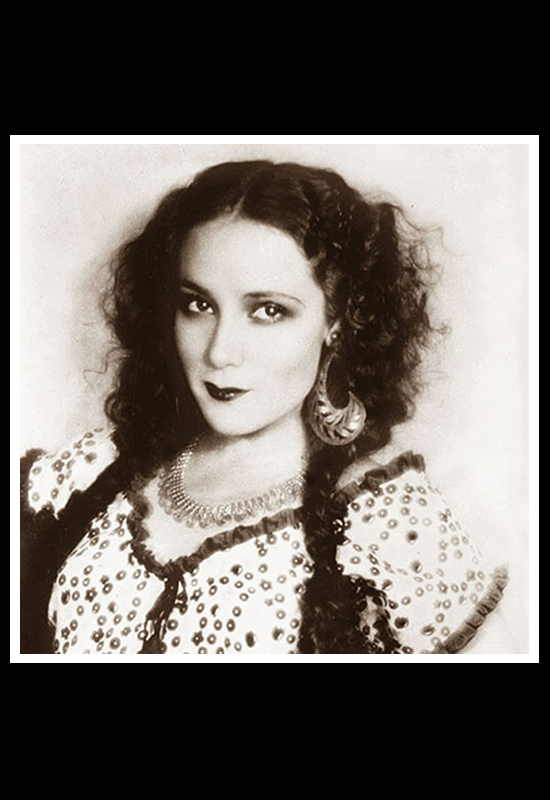 Dolores del Río con traje típico de china poblana