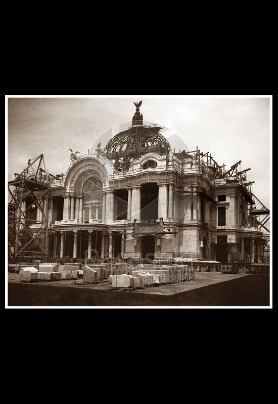 El Palacio de Bellas Artes sin cúpula, a nivel de calle