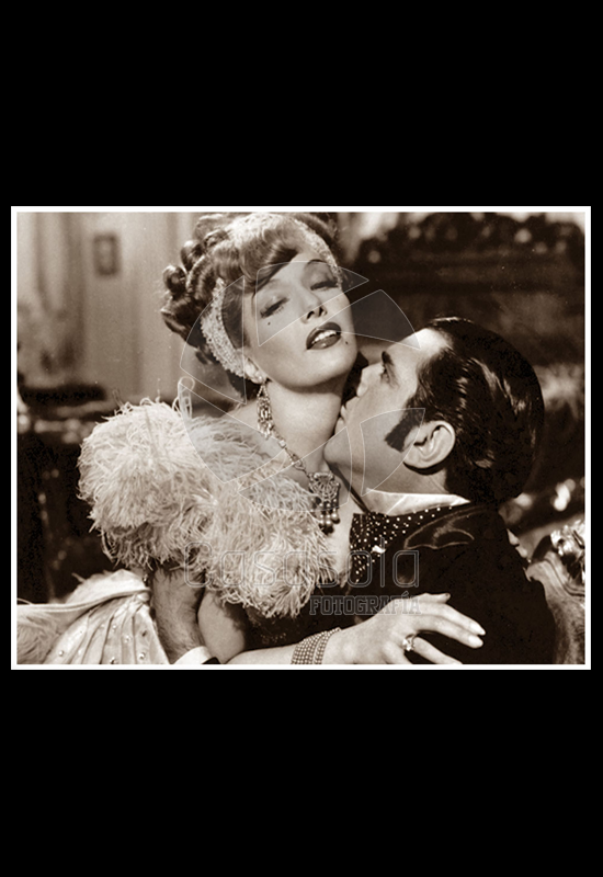 Lupe Vélez y Miguel Ferriz en una escena de "Naná"