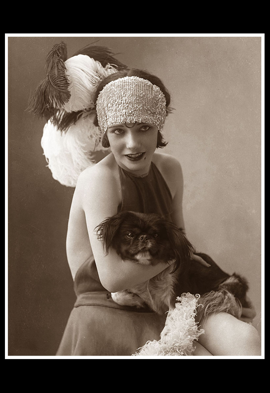 Lupe Vélez posando con perrito