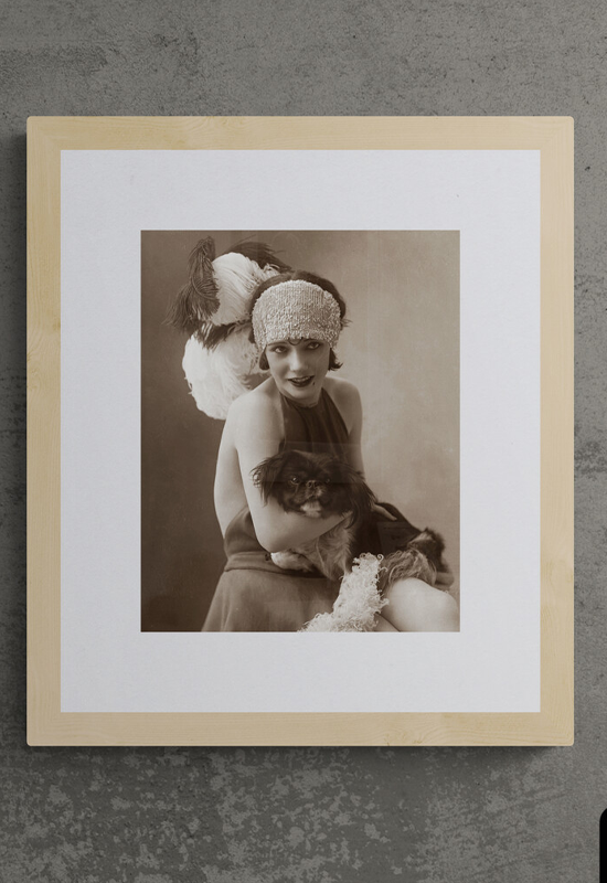 Lupe Vélez posando con perrito