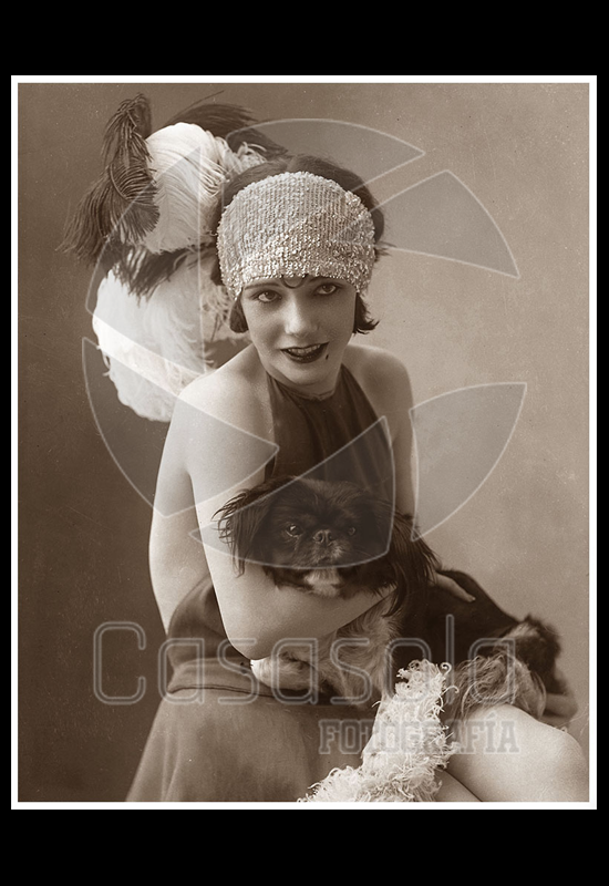 Lupe Vélez posando con perrito