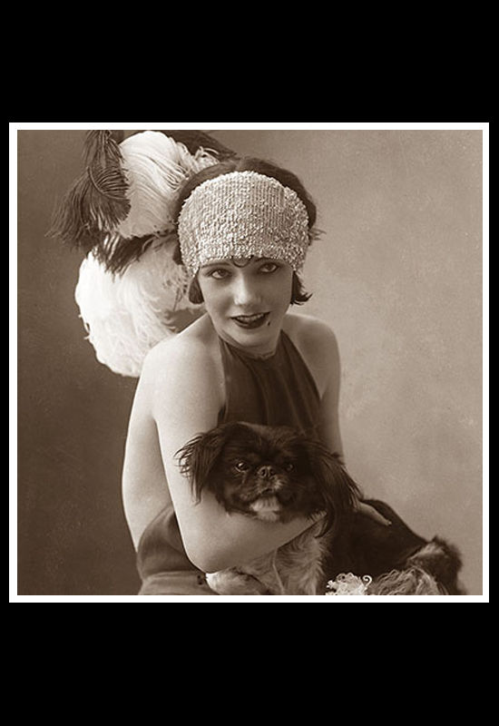 Lupe Vélez posando con perrito