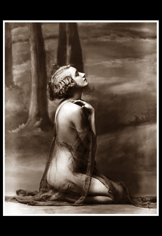 La vedette Emma Darwin con velos