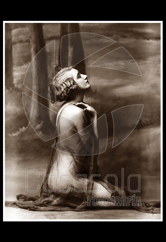 La vedette Emma Darwin con velos