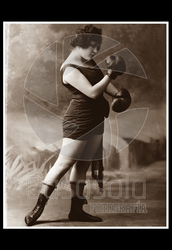 Una vedette posando como boxeadora