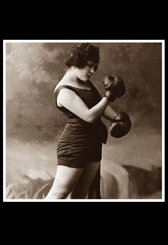 Una vedette posando como boxeadora