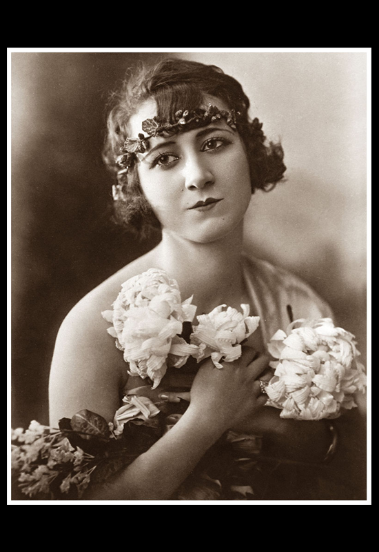 Julienne Desfassieux con ramos de flores
