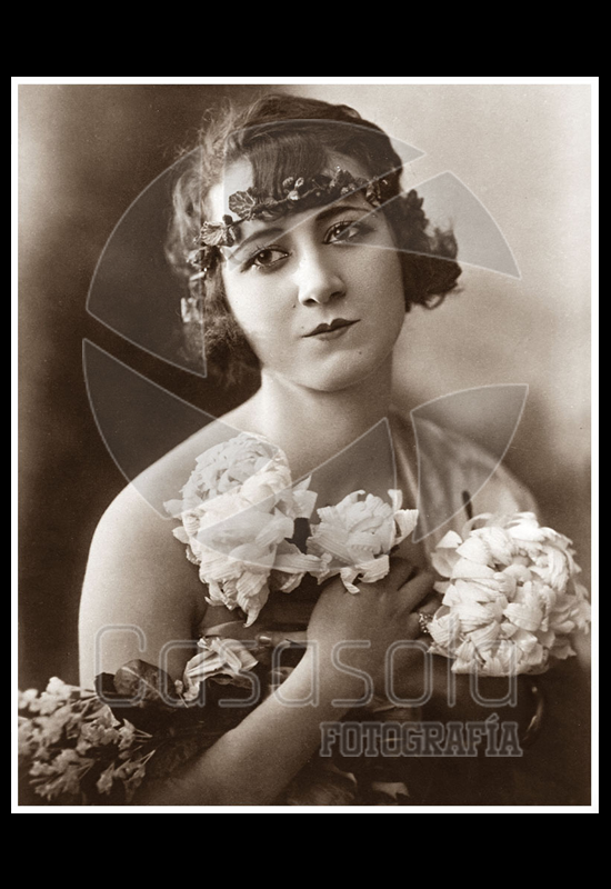 Julienne Desfassieux con ramos de flores